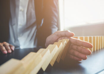 kamatstop szimbolizálása dominók megállításával