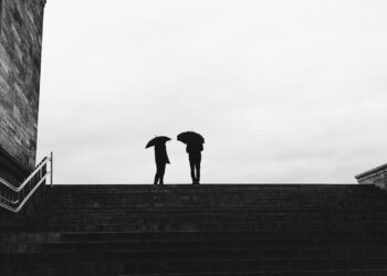 fekete fehér kép egy párról esernyővel a kezükben