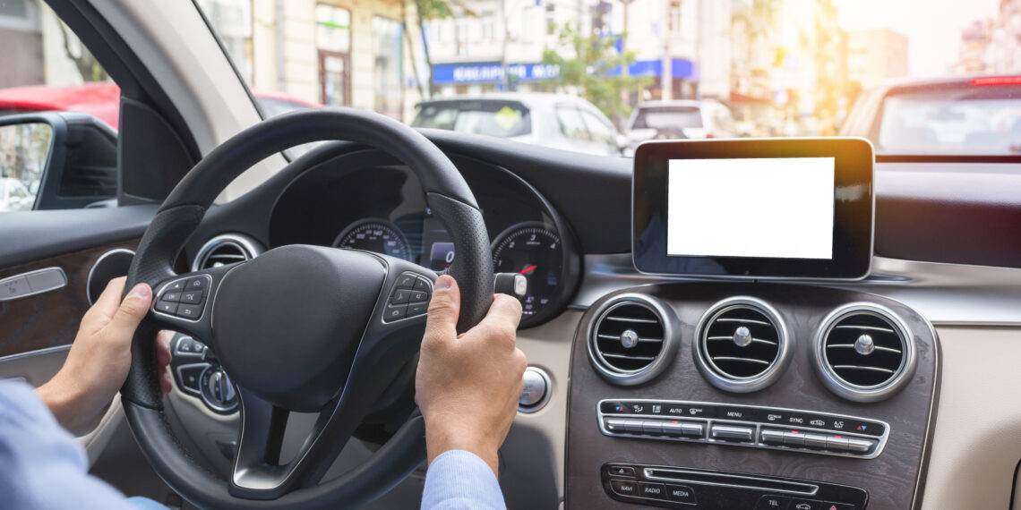 bérelt autót vezet