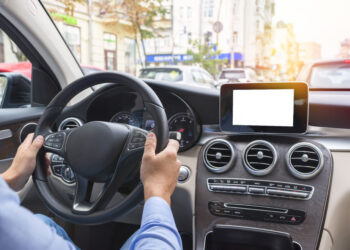 bérelt autót vezet