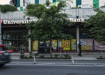 bank utcáról nézve