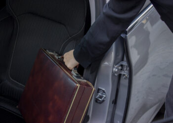 aktatáska üzletember kezében