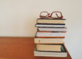 könyvek és szemüveg