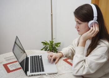 tanuló internetböngészés közben