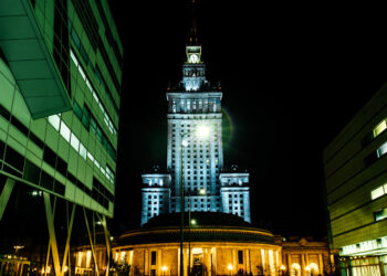 városi épület éjszakai megvilágításban