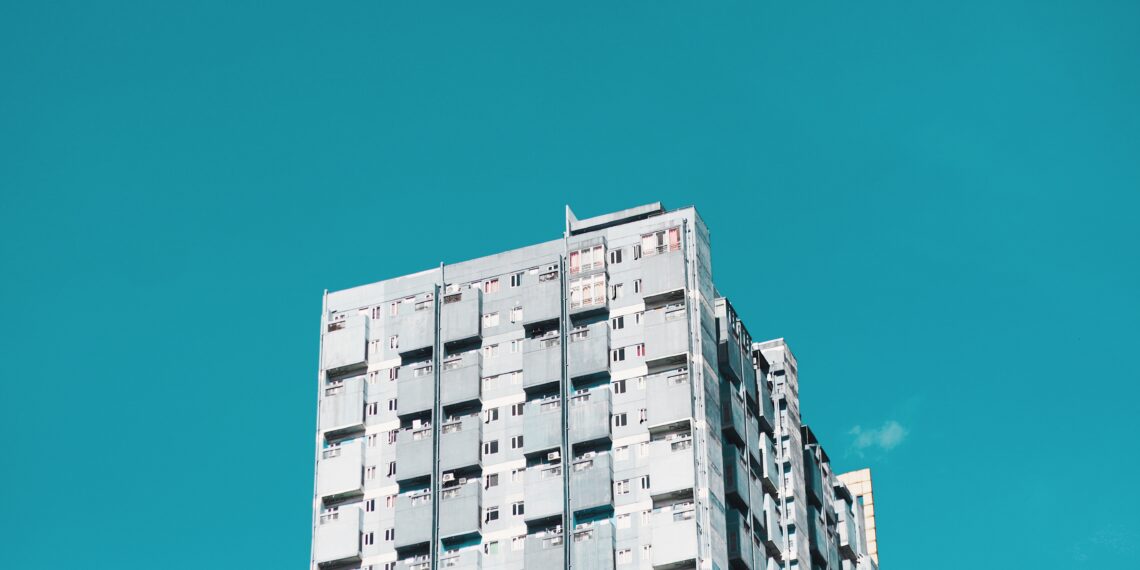 fehér lakótömb felső harmada