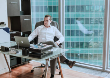 vállalkozó az irodában munka közben