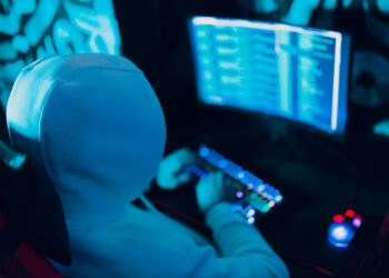 kiberbűnöző adathalászat közben