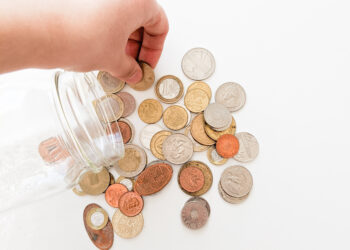 spórolás aprópénzzel üvegben