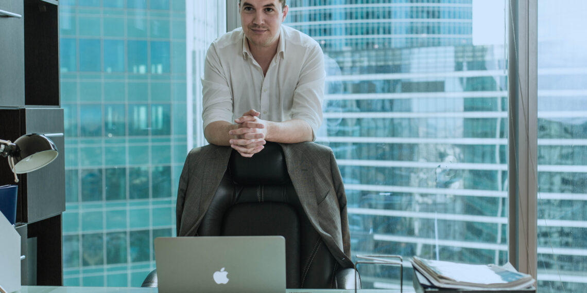 kezdő vállalkozó az irodában