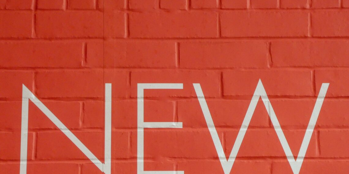 fehérrel festett new felirat piros téglafalon