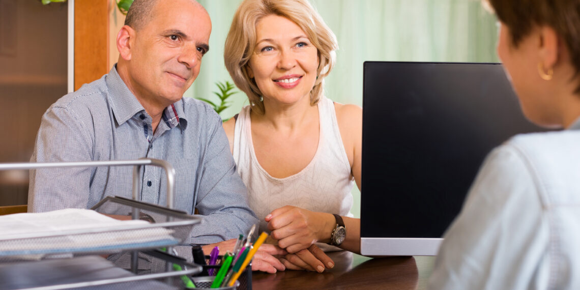 banki ügyfelek személyi kölcsön felvételről beszélgetnek az ügyintézővel