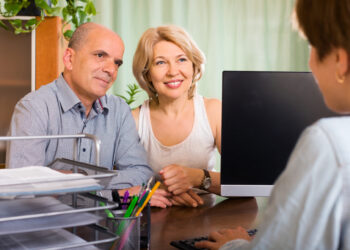 banki ügyfelek személyi kölcsön felvételről beszélgetnek az ügyintézővel