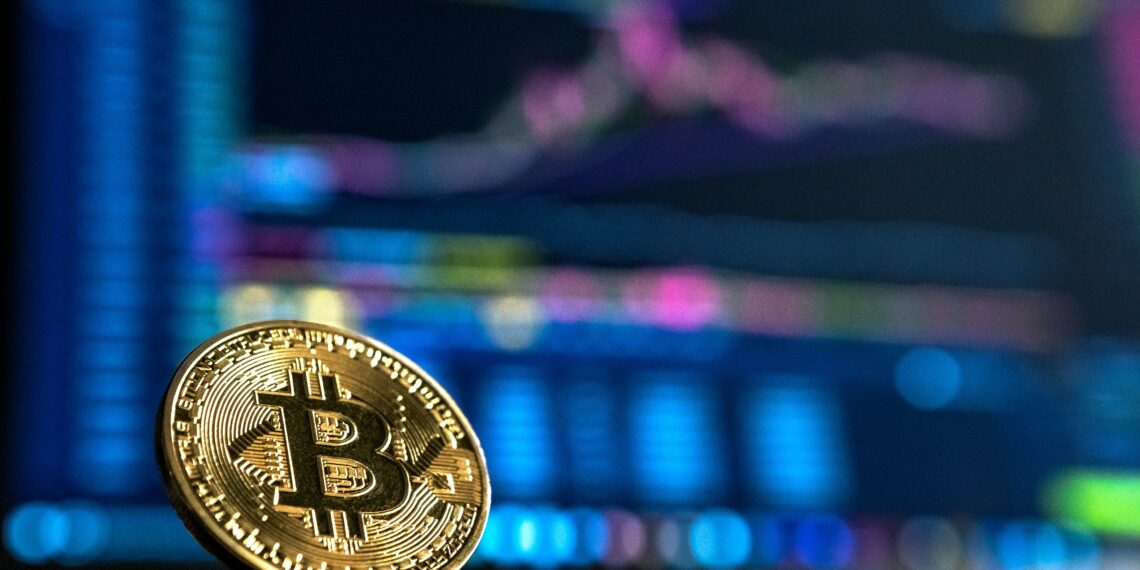 bitcoin képernyő előtt