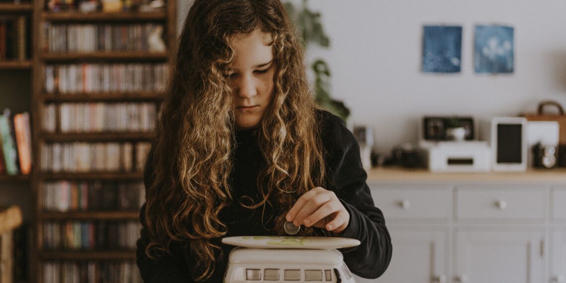 kislány autóval játszik