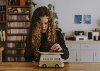 kislány autóval játszik