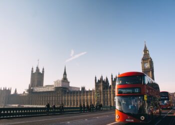 London városkép: Big Ben, emeletes busz és Parlament
