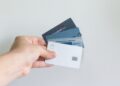 4 különböző bankkártya egy ember kezében