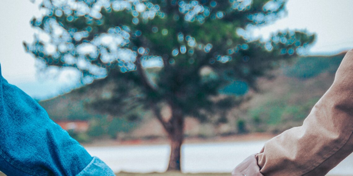 fiatal házaspár kézenfogva a szabadban