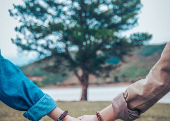 fiatal házaspár kézenfogva a szabadban