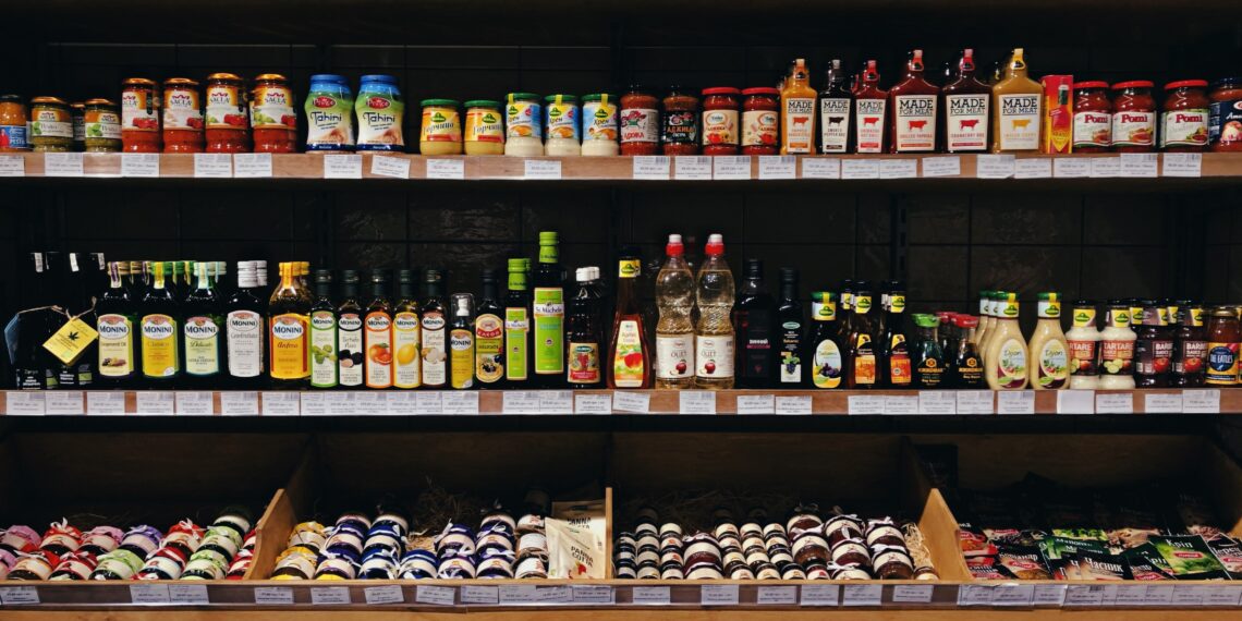 élelmiszerbolt polcain üveges termékekek