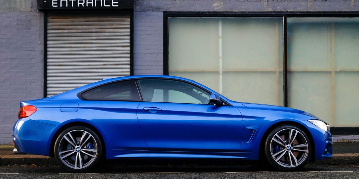 kék személyautó oldalról