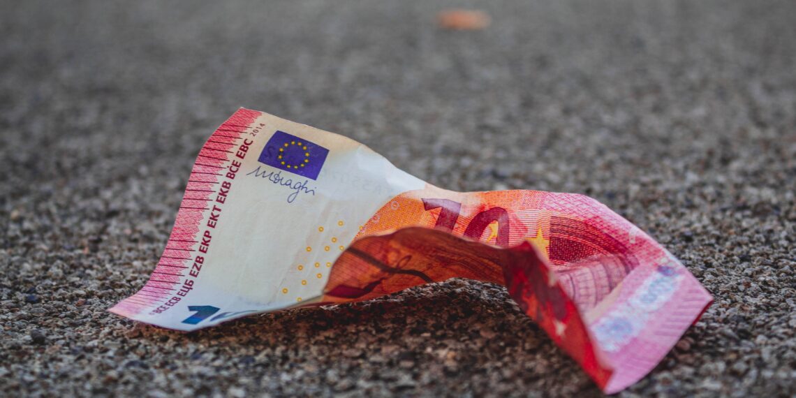 gyűrött 10 eurós az utcán