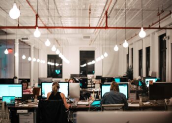 egy légterű iroda alkalmazotakkal