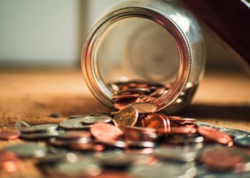 üvegből ömlik az aprópénz