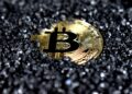 arany színű bitcoin fekete homokban