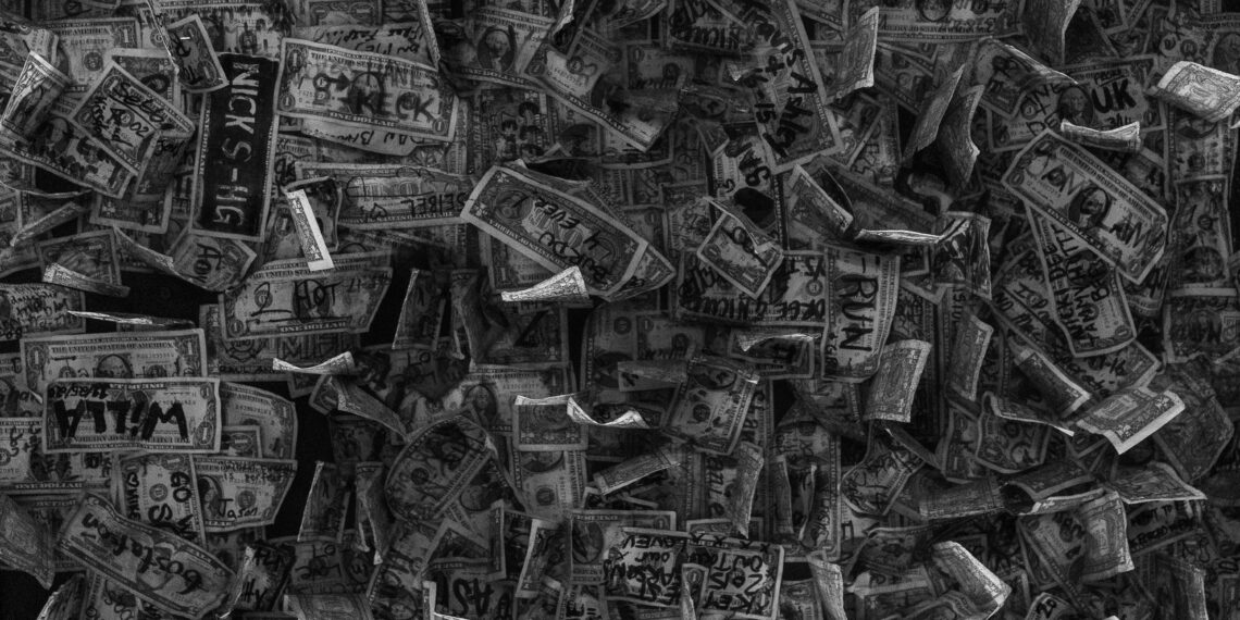 nagy mennyiségű papírpénzről készült fekete-fehér fotó