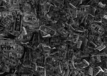 nagy mennyiségű papírpénzről készült fekete-fehér fotó