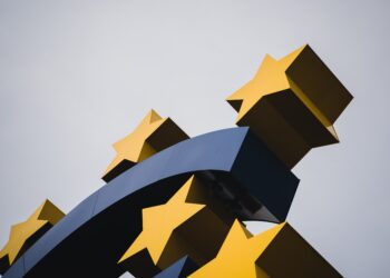 nagy euro jel az Európai Központi Bank előtt