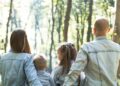 négy tagú család kirándul az erdőben