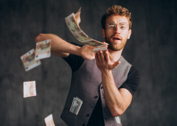 férfi papírpénzt szór a levegőbe