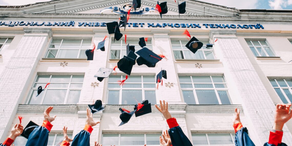 egyetemi diplomaosztó ünnepségen talár dobás