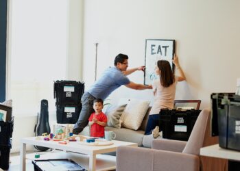 új lakásba költöző család