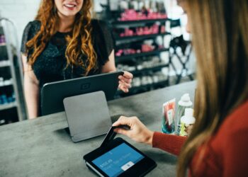 készpénzfelvétel boltból