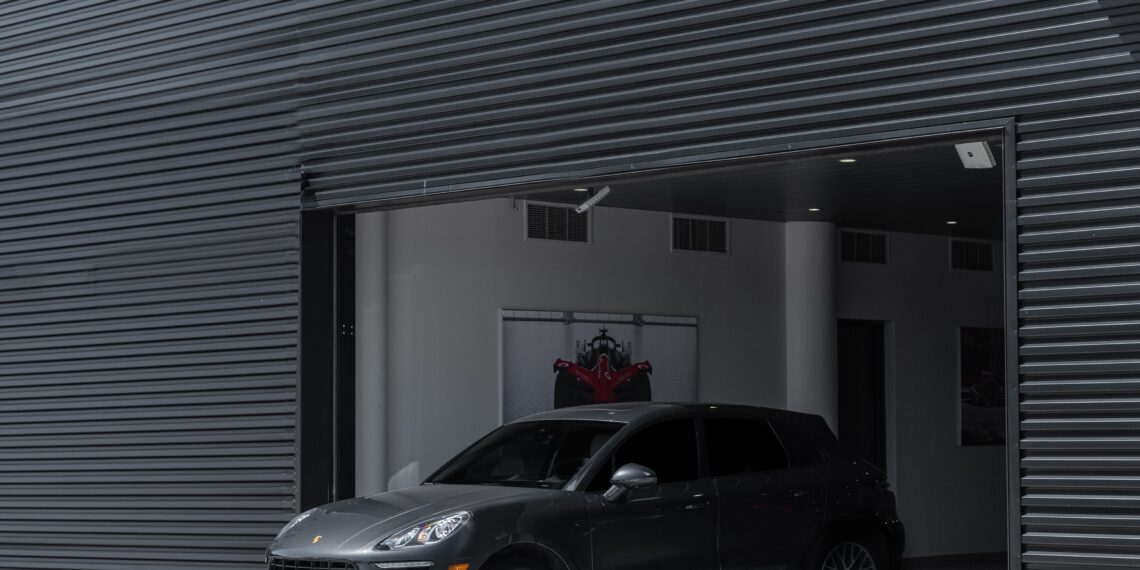 garázsból kiálló autók