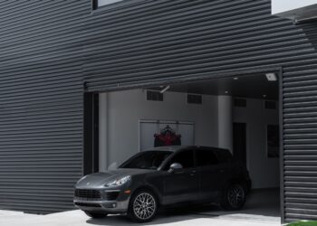 garázsból kiálló autók