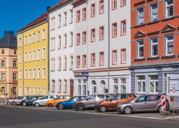 lízingelt autók ház előtt