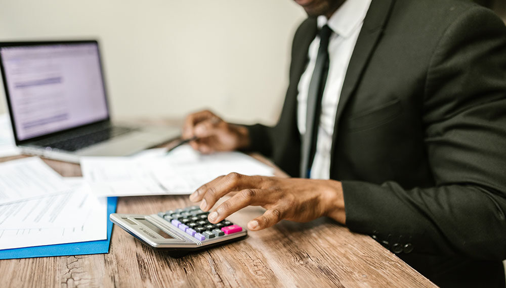 kamatot számoló férfi