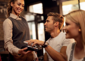 Hogyan fizessünk külföldön? Pénzügyi tippek a nyaraláshoz