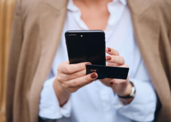 Megkezdte a magyar ügyfelek áthelyezését a Revolut